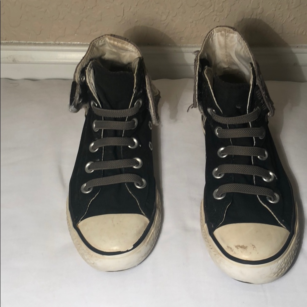 Converse high top. Velcro opening.